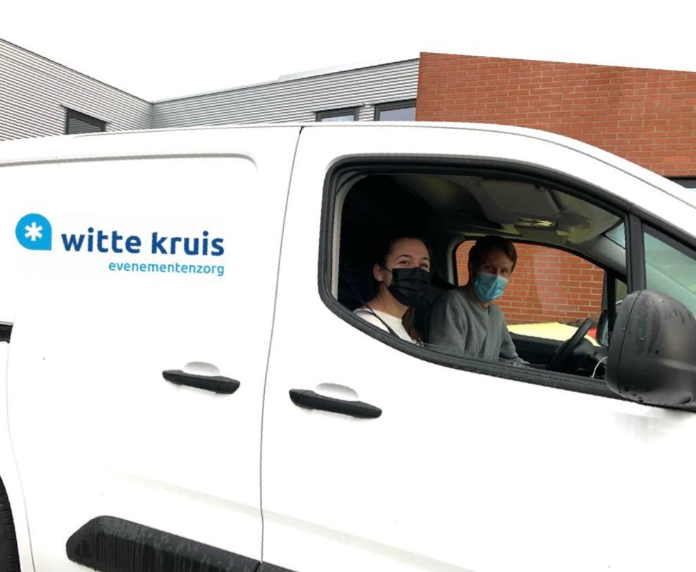 Transdev_NL's tweet photo. Sinds kort zijn vier mobiele teams van @WitteKruisNL gestart met Coronatesten aan huis in regio Utrecht.

Het inplannen van de ritten wordt uitgevoerd door collega's van @Connexxion Taxi; specialisten in logistiek, software en planning. Een mooie samenwerking!

#WijZijnTransdev https://t.co/muQVgP1GJf