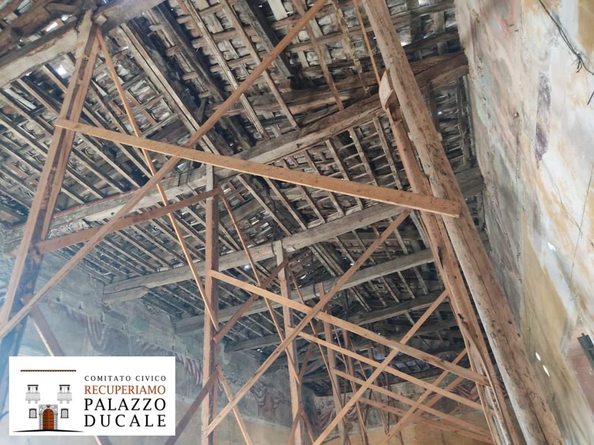 PalazzoDucalePM's tweet photo. 🏰Questa #mattina si giunge a una tappa importante: la consegna dei lavori per il rifacimento del tetto della parte pubblica di #PalazzoDucale #PiedimonteMatese.
#recuperiamopalazzoducale
#restauro #tetto #legno #luoghistorici #campania #caserta  #Mibact #patrimonio  #italy #arte https://t.co/al5gKT0PCT