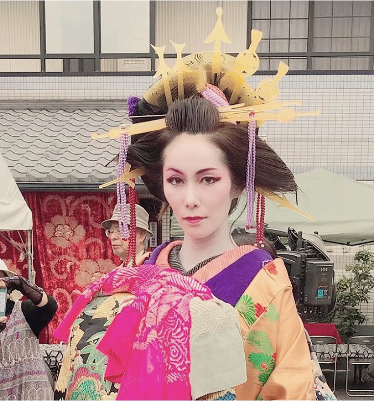 若林奈緒子 Motomorin ありがとうございます 結構重いです 自分の頭 髪 に直に刺さっています 頭と着物の重みで肩や首が凝りますが 慣れてきました Twitter