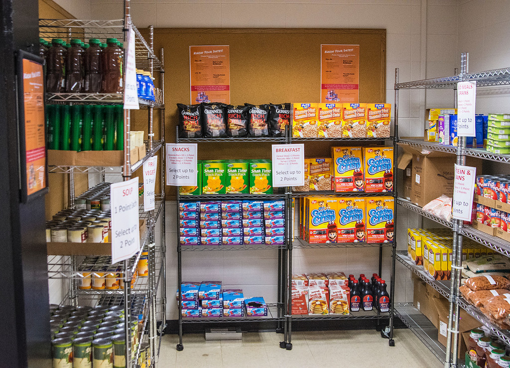 wpunj_edu's tweet photo. Holiday shopping? 🎁
A gift to our Pioneer Pantry will help keep the shelves full of nutrient-rich foods to ensure that every WP student can focus on education and not worry about being hungry. #DoGoodWP

Click here to give: https://t.co/SwdBH3Dlt3 https://t.co/9UQnKB064p