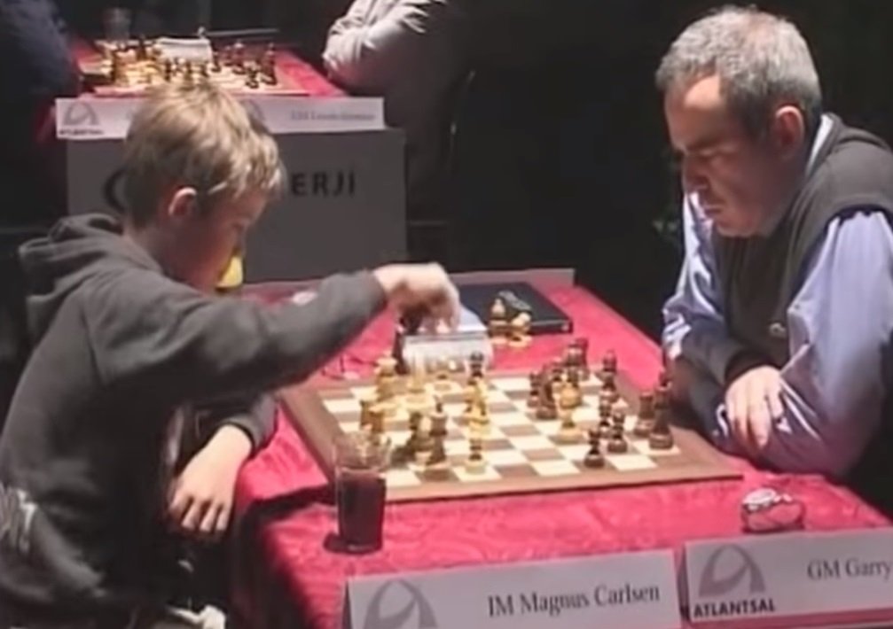 4/ His big break came in 2000 when he tied for 1st in the World U-12 Championships. In 2004, Carlsen met Garry Kasparov in a tournament, the world #1 at the time. The game ended in a draw, which turned heads. How did a 13 year old draw the World #1 player in the world?