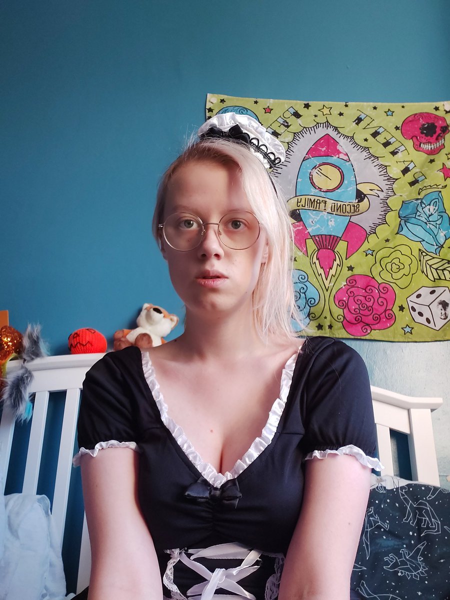 Kati3impossible's tweet photo. The thembo maid is here to clean your room https://t.co/i9cIQzrDnM
