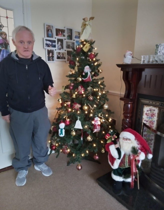 gethealthwiseID's tweet photo. 3 days to go in our Get Wise Campaign! Check out Melissa and Peter who have been busy writing Christmas cards &amp; putting up their Christmas decorations. We’d love to hear from you. Please RT! https://t.co/VqnQwLdpYX @EilishBurke15 @EITHealth @IdsTilda  @ageingwithID @EITHealth_UKI https://t.co/mYcpqUUwxs