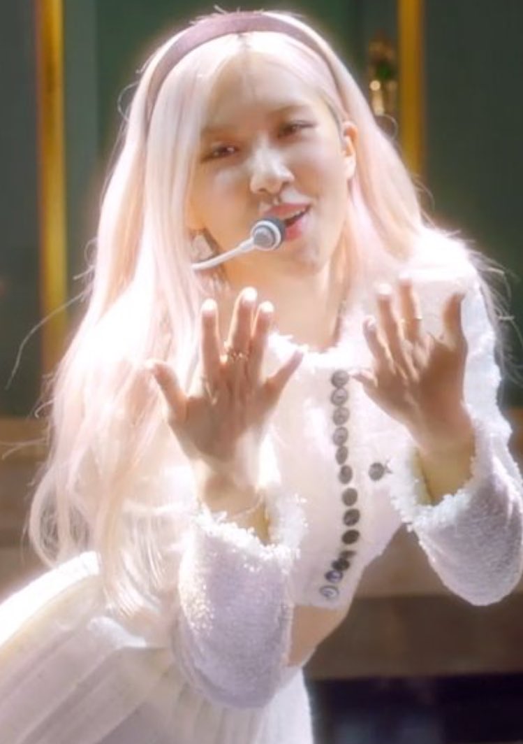roseyarchive's tweet photo. she's shining #로제 #ROSÉ https://t.co/e54ssX1kfu