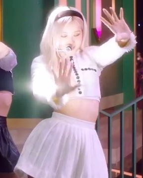 roseyarchive's tweet photo. she's shining #로제 #ROSÉ https://t.co/e54ssX1kfu