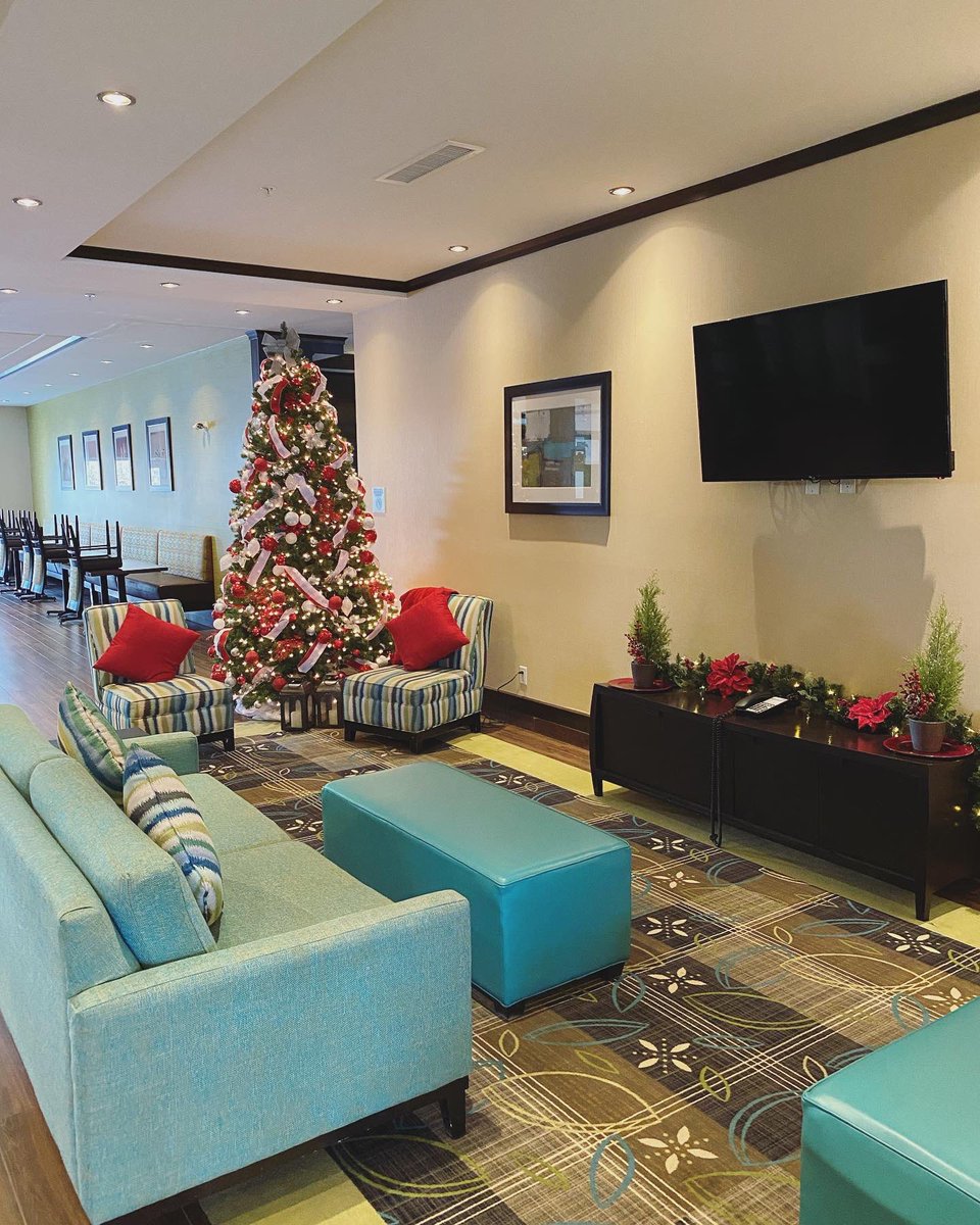 HIESpruceGrove's tweet photo. Huge shout out to our General Manager for  the awesome decorating skills! 😁🎄 Happy Holidays from our entire team here at Holiday Inn Express &amp; Suites Spruce Grove 🎁 #holidayinn #ihg #teamihg #ihgchristmas #holidays #happyholidays #christmas #newyears #hotel #sprucegrove https://t.co/SZuowQNN5G