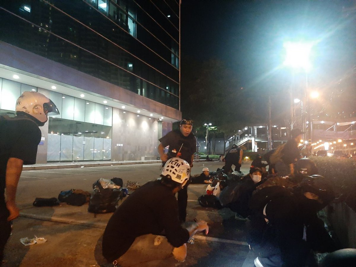 ประมาณ 22.13 มีเสียงปัง คล้ายประทัด ดังขึ้น และตามาด้วยเสียง "ปัง ปัง ปัง"

การ์ดจำนวนหนึ่งวิ่งกรูไปด้านหน้า Avenue คนที่ยังเหลือพากันหมอบกับพื้น เกิดเหตุชุลมุนขึ้นเล็กน้อยด้านหน้า Avenue