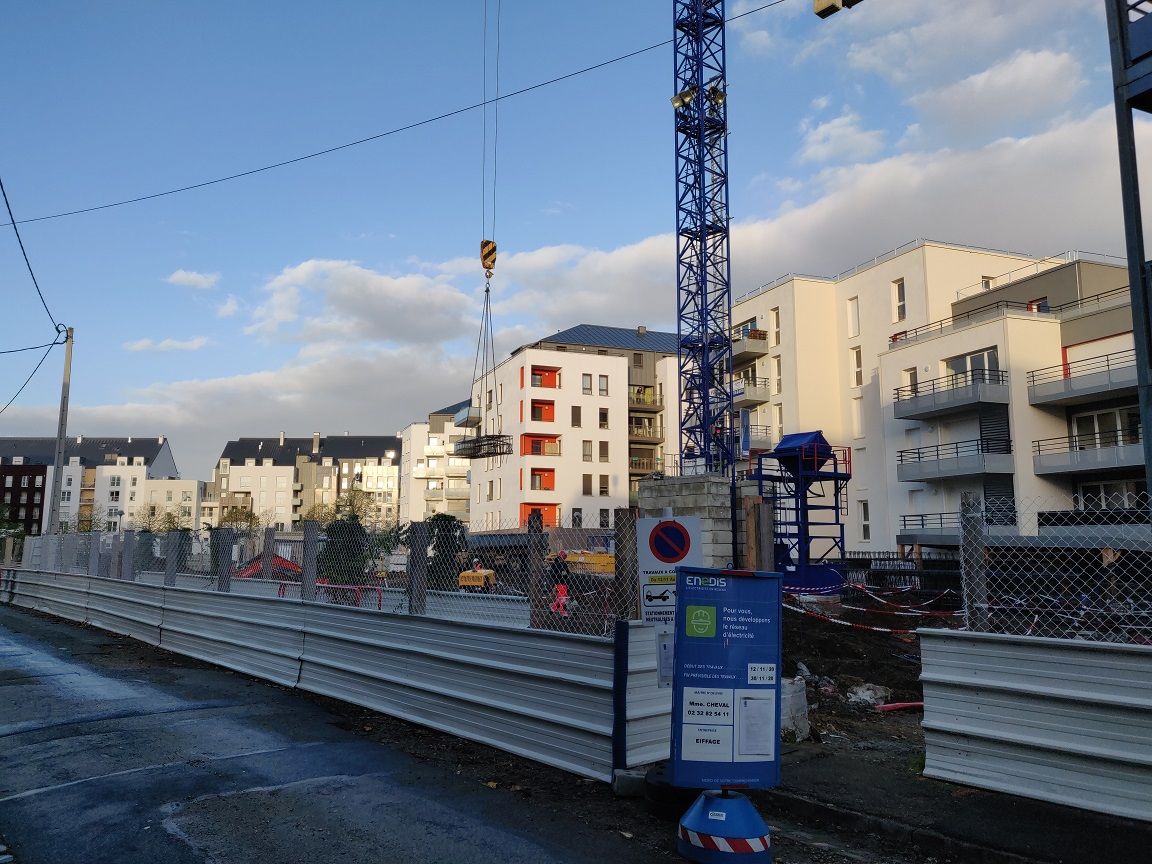 ChantiersRouen's tweet photo. ADIM Normandie-Centre annonce le lancement du chantier de la Villa Garance, rue du Petit Quevilly à @Rouen. Cette résidence de 40 logements conçue par AZ Architecture a déjà reçu sa grue. 🏗️ https://t.co/3G62qkauSq
