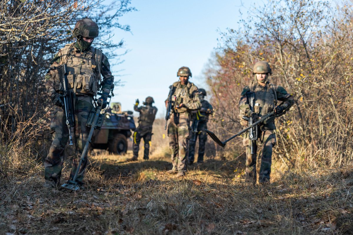 armeedeTerre's tweet photo. #PrépaOps sur le camp du Valdahon avec le #13RG aux côtés de soldats du #16BC, du @12e_rc, du #516RT et du @132RIC.
Combat ZURB, franchissement, déminage, génie lourd... et prise de commandement de ce groupement tactique interarmes "génie" pour nos sapeurs du 13 ✅ https://t.co/qOzWGYdNyF