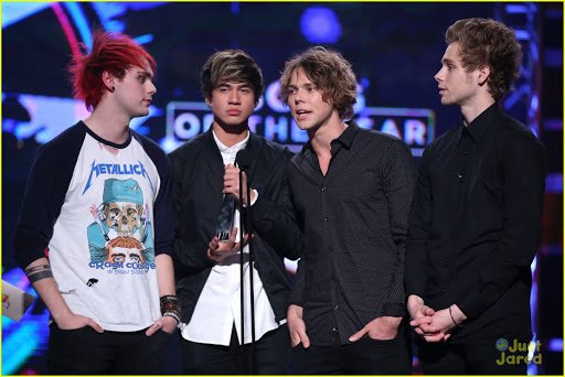 5SOSCent_am's tweet photo. Mismos premios, diferentes edades. Aún sintiendo el mismo orgullo por ellos como si fuera la primera vez. :') https://t.co/Hb5Jtbe5AJ
