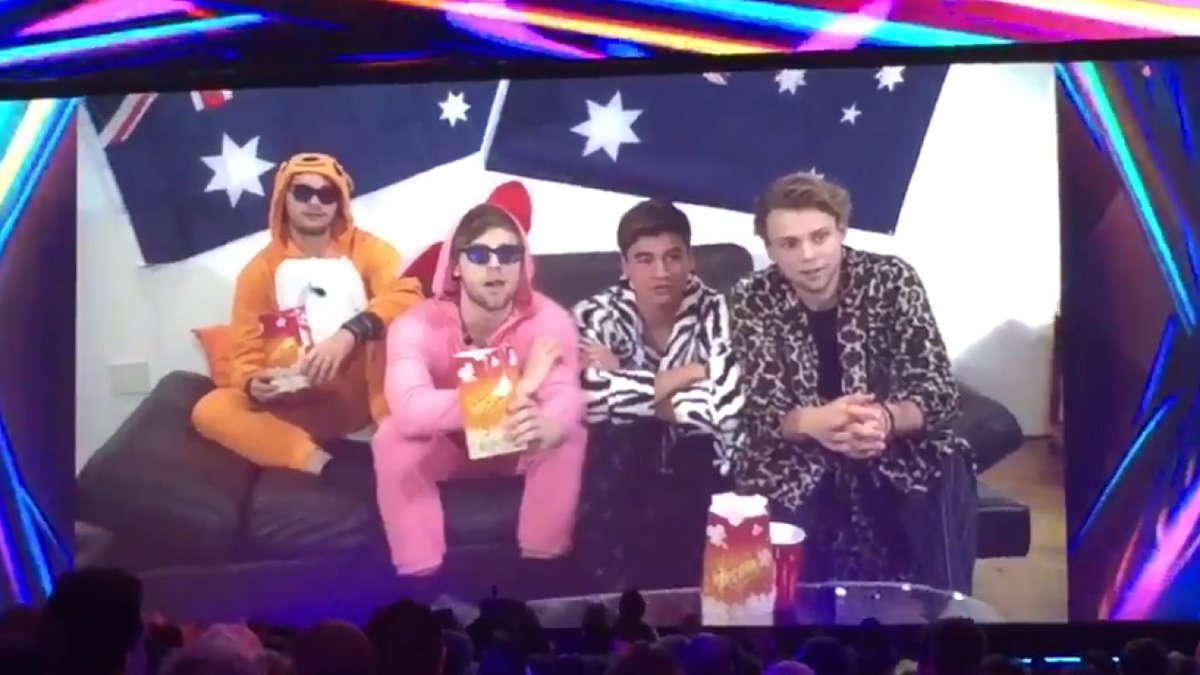 5SOSCent_am's tweet photo. Mismos premios, diferentes edades. Aún sintiendo el mismo orgullo por ellos como si fuera la primera vez. :') https://t.co/Hb5Jtbe5AJ