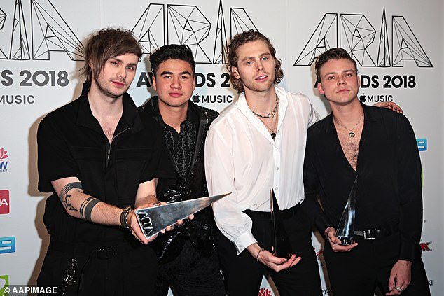 5SOSCent_am's tweet photo. Mismos premios, diferentes edades. Aún sintiendo el mismo orgullo por ellos como si fuera la primera vez. :') https://t.co/Hb5Jtbe5AJ