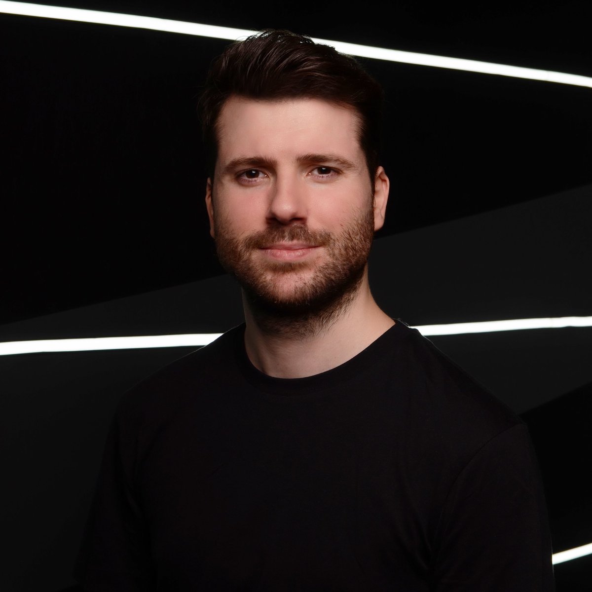 TonyLopezS's tweet photo. Tengo el honor de anunciar que, desde este curso, me sumo al plantel de @AcademiaJukebox como profesor de «Comunicación, medios y redes sociales». Estoy agradecidísimo a @CarlosMarco y a @Franchejo por la oportunidad y la confianza depositada en mí 🥰 https://t.co/5i2r7pCwgr