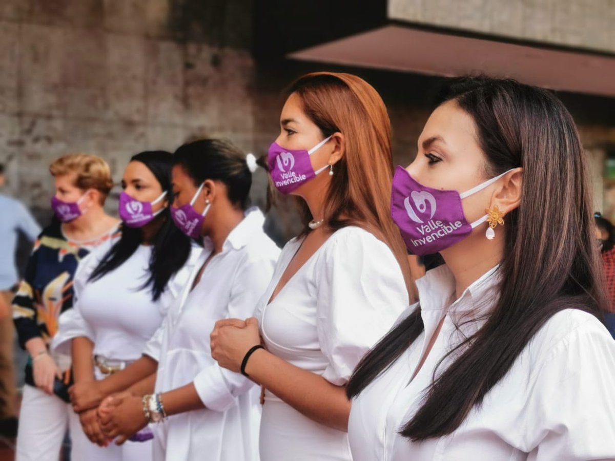 SecEducaValle's tweet photo. #AEstaHora la @GobValle adelanta el acto simbólico conmemorativo del Día Internacional de la Eliminación de la Violencia contra las Mujeres en el #ValleDelCauca, liderado por @YuranyRomeroC, en el cual participa la secretaria de Educación @MariluzZuluagaS
#ParemosYa https://t.co/QZpOLvCQlJ