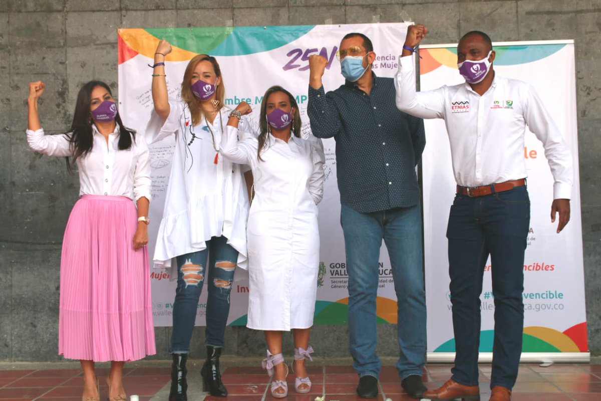 SecEducaValle's tweet photo. #AEstaHora la @GobValle adelanta el acto simbólico conmemorativo del Día Internacional de la Eliminación de la Violencia contra las Mujeres en el #ValleDelCauca, liderado por @YuranyRomeroC, en el cual participa la secretaria de Educación @MariluzZuluagaS
#ParemosYa https://t.co/QZpOLvCQlJ