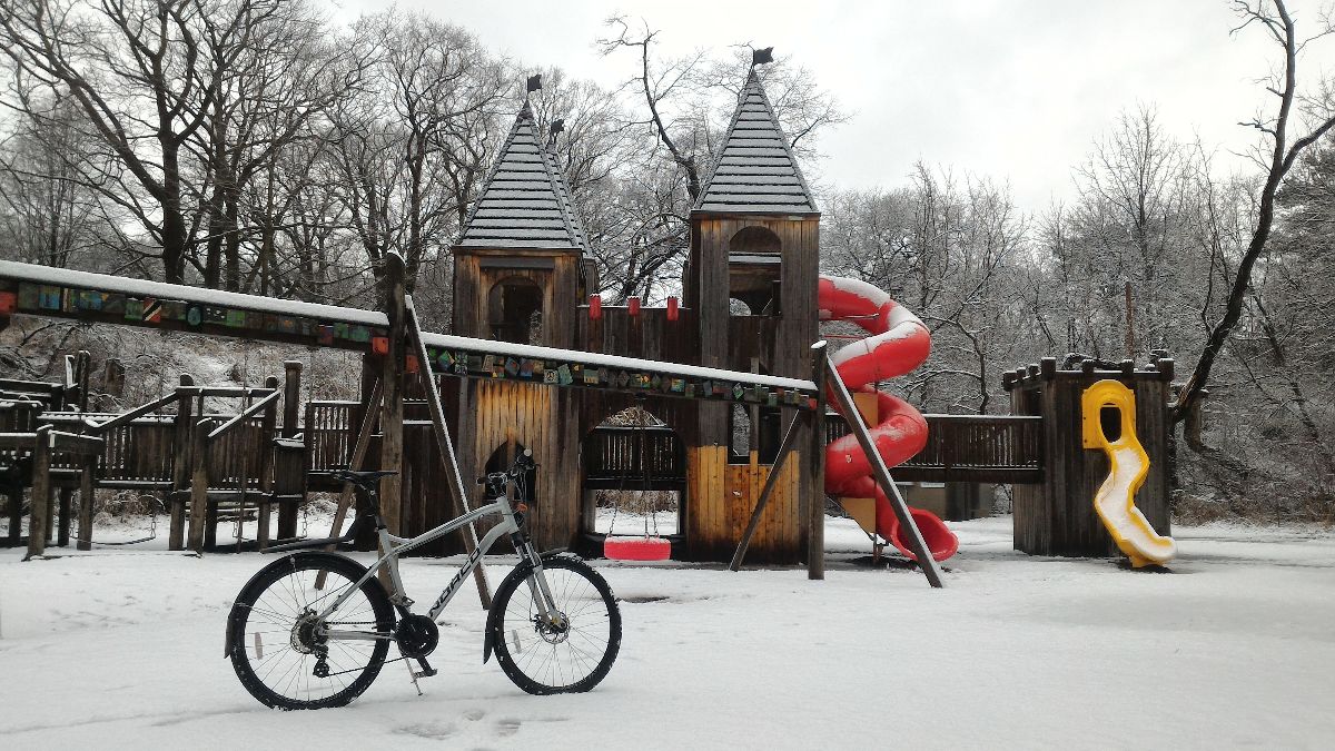 Do you dream of riding your #bike in the #winter, but don't know where to start? Join Luis as he converts his bike into a winter-ready stallion. #Snow not included ❄️

Add to your calendar: ow.ly/4yT750Cuyds
Where: twitch.tv/ryersonbikes
When: This FRIDAY (Nov. 27) at 1PM