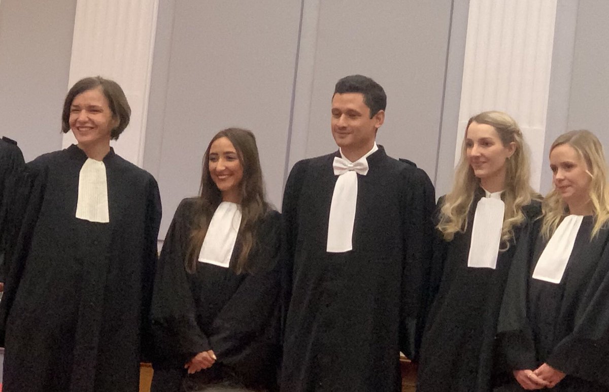 avocatsamiens's tweet photo. Aujourd’hui, Laurie Cenci, Sarah Delval, Marion Mandonnet et Nicolas Richez sont devenus @avocatsamiens ! Une très belle audience solennelle, des discours qui portent haut les couleurs des #avocats et de la #justice ! Et des « je le jure » qui engagent une vie ! Bienvenue ! https://t.co/xatTvZGoN3