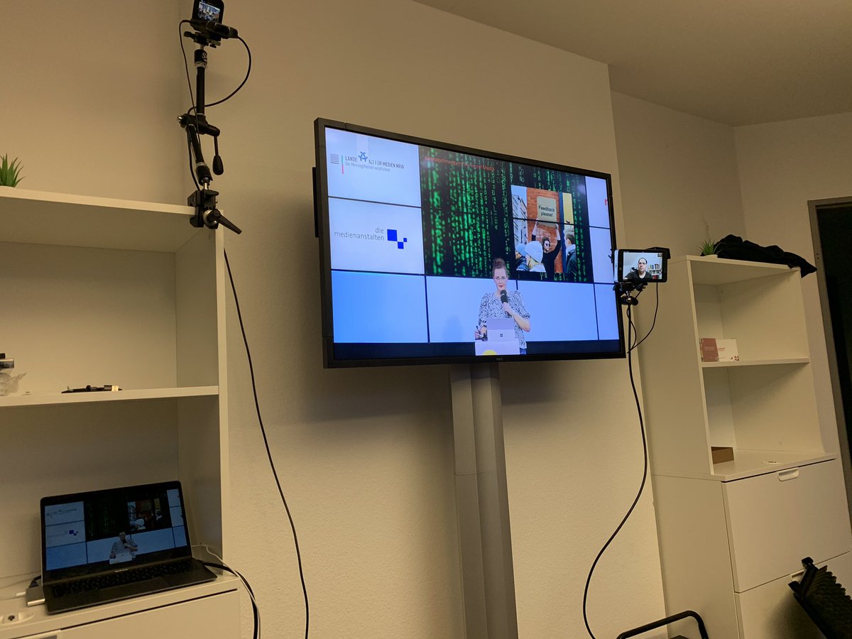 kt_059's tweet photo. Private Viewing im vollen Gange, FaceTime-Konferenz inklusive. #TraditionBleibtTradition #watchdog20 https://t.co/8cOK24mST2