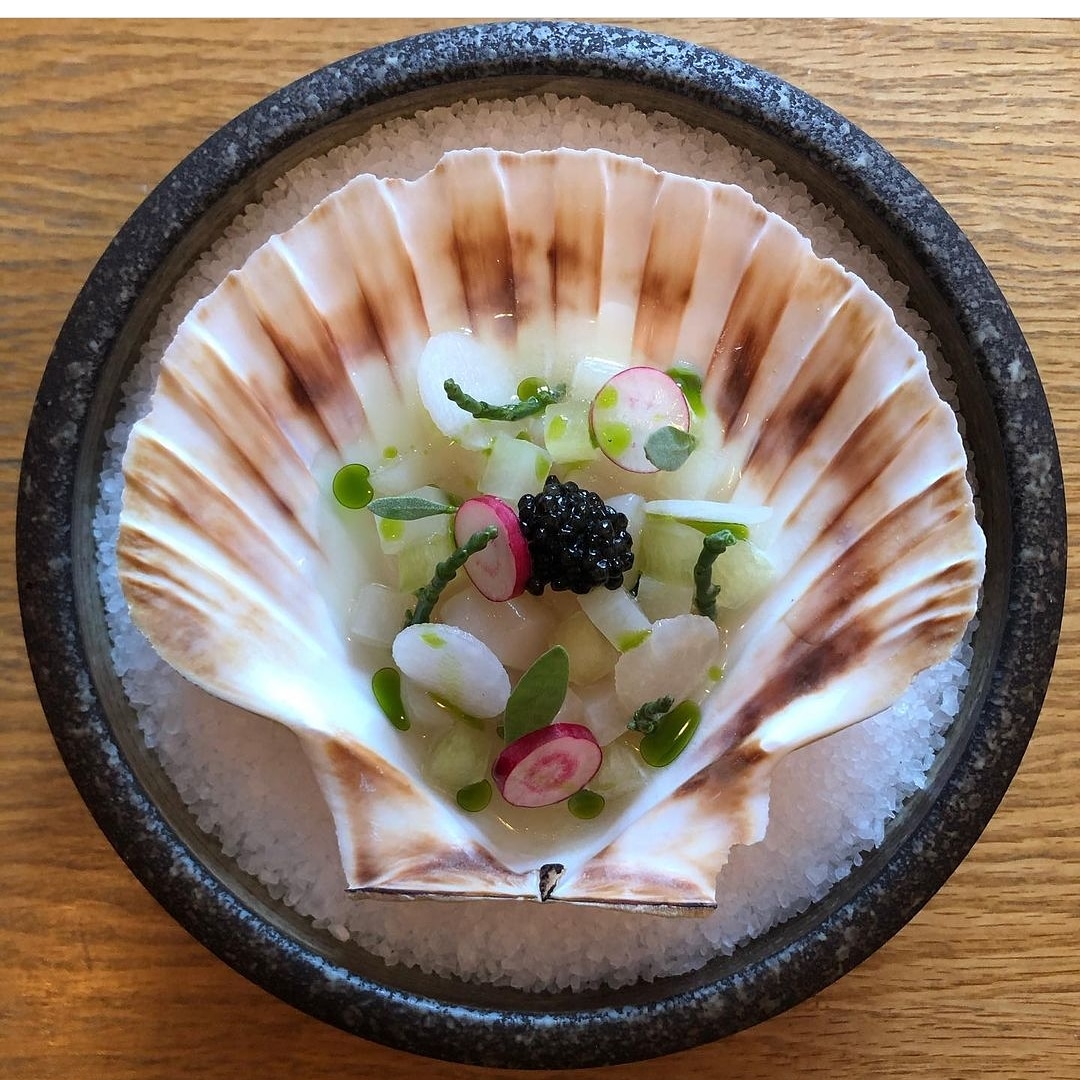 KelticSeafare's tweet photo. Scallop, Kohlrabi, Caviar & Apple 😍👌
📸@scottabmfc
#scallops #handdived #sustainablefishing #scottishseafood #finedining #michelin #cheflife https://t.co/q28C1GLAF0
