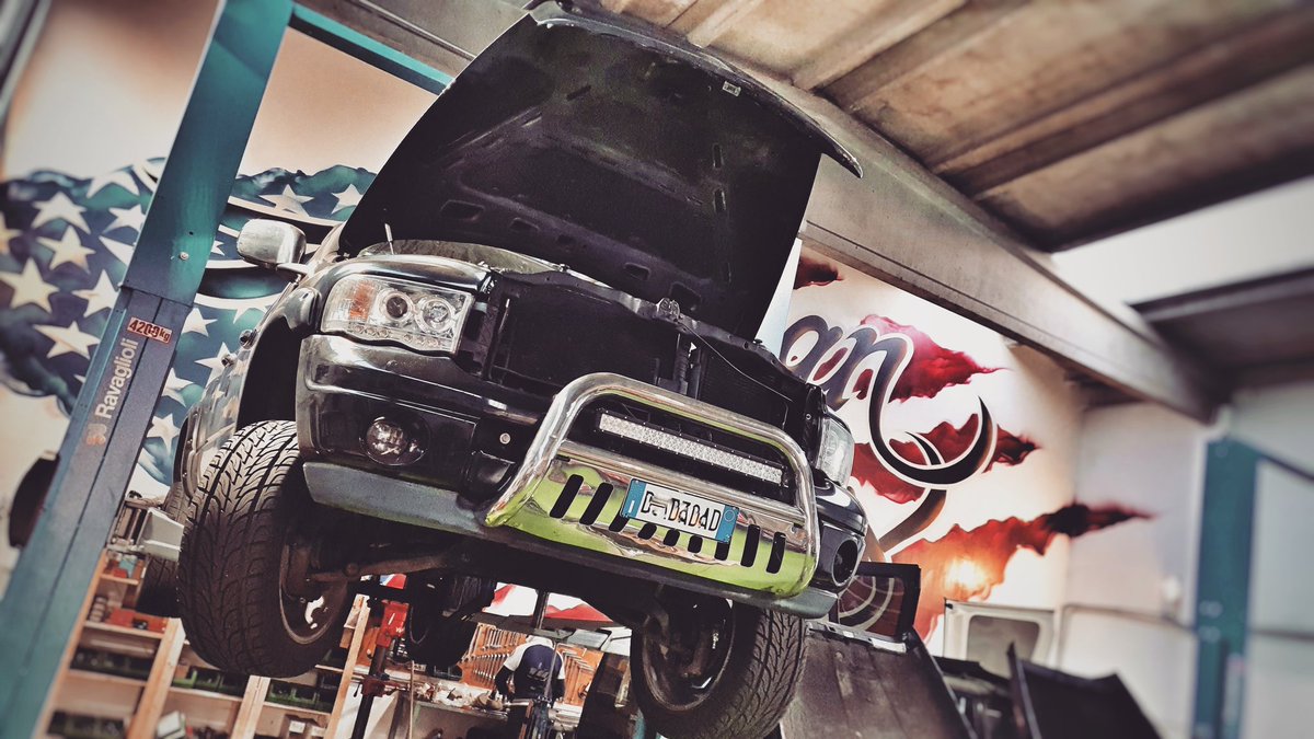 American Wild Wheels Headquarter 🇮🇹🔥

Dodge Ram 1500 work in progress..

🔹Check tiranteria di sterzo
🔹Tagliando differenziali
🔹Tagliando cambio
🔹Check impianto elettrico
🔹Verifica condizioni motore

americanwildwheels.com

#fordf150 #dodge #dodgeram #warzone