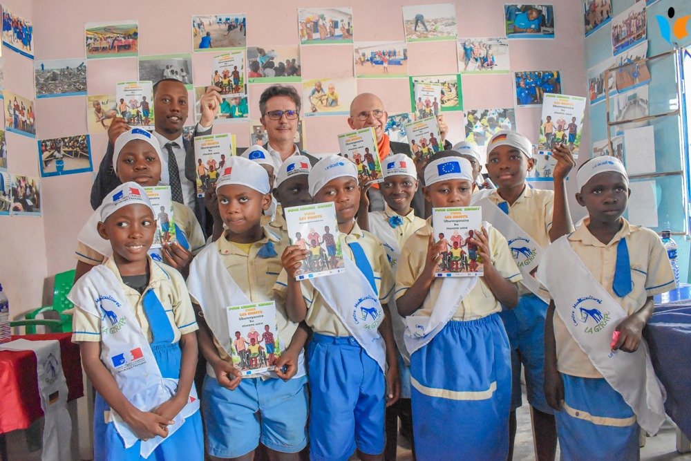 MagazineJimbere's tweet photo. 🔴 Lancement ce mercredi 25/11/2020, de la distribution du livret: "Pour chaque enfant tous les droits" réalisé par @shaquart5 sous financement de l'@UEauBurundi et d'autres ambassades européennes au Centre multiculturel la Girafe de #Buterere

#Burundi https://t.co/UsPVezHZKd