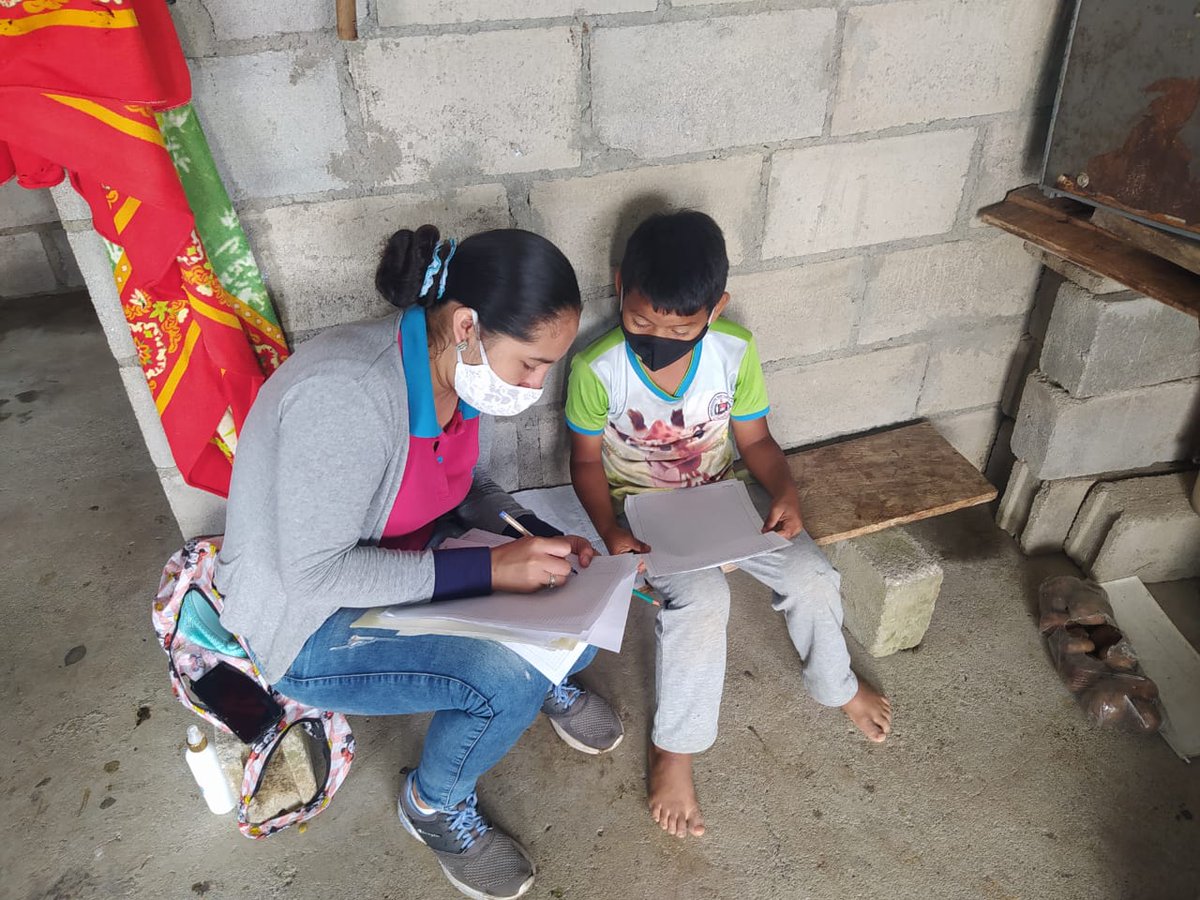 EducacionZ2_Ec's tweet photo. #SíALaEducación | Distrito 17D12 #PedroVicenteMaldonado #PuertoQuito #SanMiguelDeLosBancos a través de docentes de la Unidad Educativa Dr. Carlos Fernando Alomoto Ayala realizan visitas domiciliarias en apoyo a los niños en orientación de manejo de fichas pedagógicas. https://t.co/HqE4SxxHft