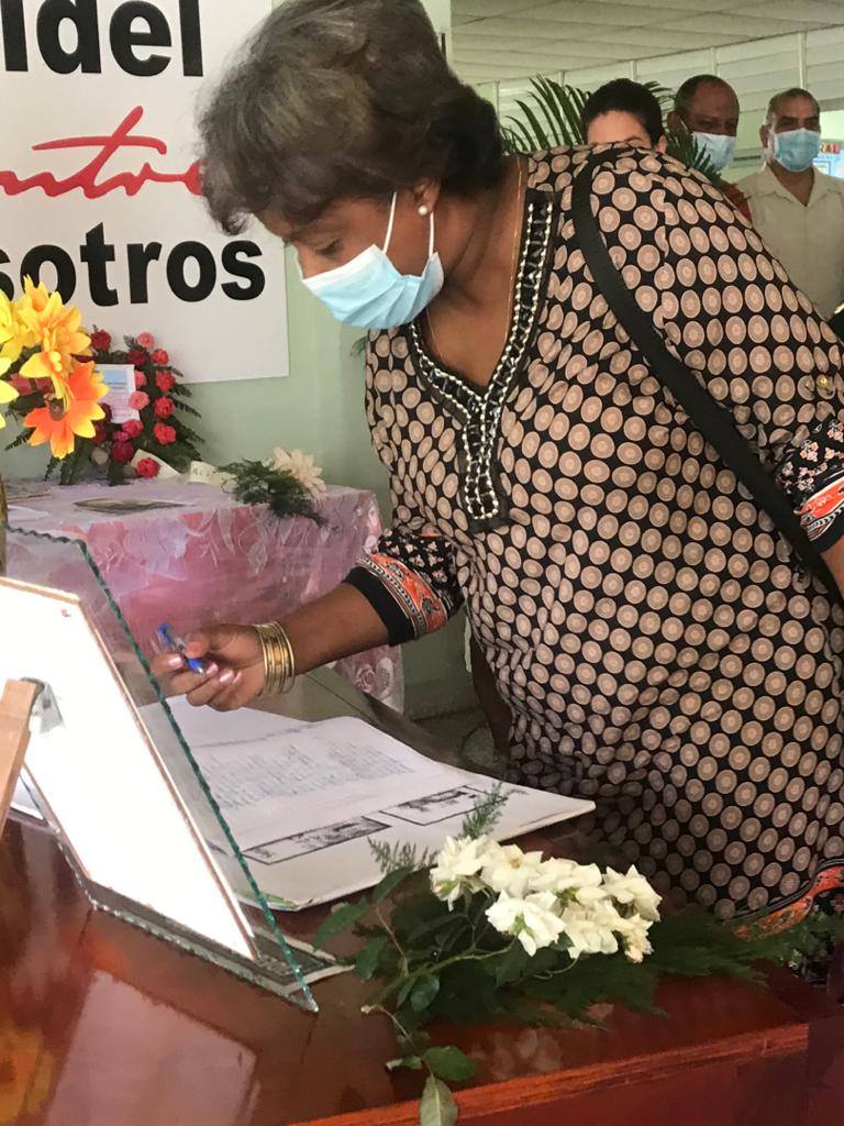 RevistaSpimed's tweet photo. #FidelEntreNosotros Rinde homenaje en su llegada a nuestra casa de altos estudios el Dr. Jorge González Director Nacional de Docencia y el grupo de trabajo que lo acompaña. @DiazCanelB @MINSAPCuba @ujcssp @UJCdeCuba @acosta_diosvany @aylinalvarezG @FEUdeCuba @japortalmiranda https://t.co/M1QkWZX4AS