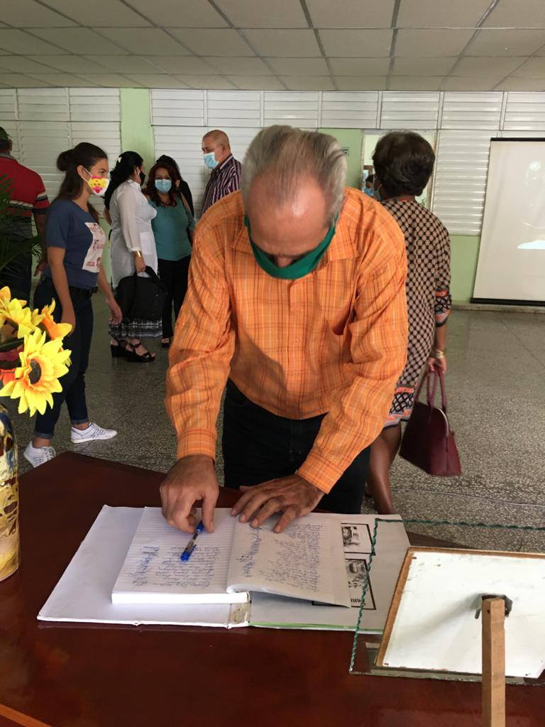 RevistaSpimed's tweet photo. #FidelEntreNosotros Rinde homenaje en su llegada a nuestra casa de altos estudios el Dr. Jorge González Director Nacional de Docencia y el grupo de trabajo que lo acompaña. @DiazCanelB @MINSAPCuba @ujcssp @UJCdeCuba @acosta_diosvany @aylinalvarezG @FEUdeCuba @japortalmiranda https://t.co/M1QkWZX4AS