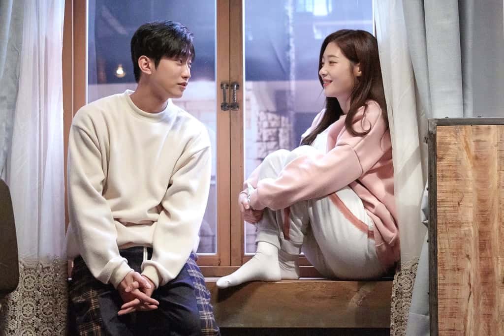 your opinion on: love triangles/second lead characters being in love with the main character.