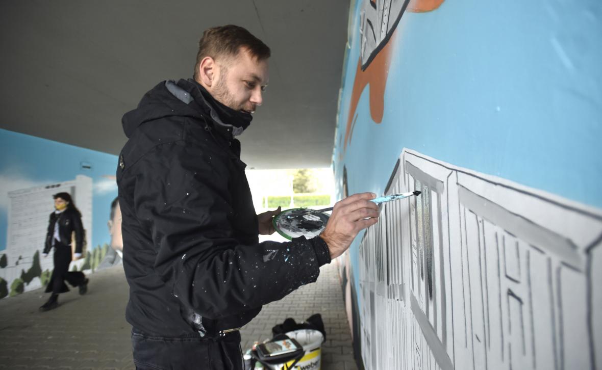 UdalostiBrno's tweet photo. Ať se Tomáš Baťa dívá jak to šlape! 👞👠🎨 Nedaleko Baťovy vily ve Zlíně vzniká na stěně podchodu  dílo, ve kterém jsou zobrazeni zakladatel obuvnického impéria Tomáš Baťa, jeho žena Marie, Jan Antonín Baťa a nechybí ani kolonie baťovských domků.  Autorem  je Dalibor Vybíral. https://t.co/x1BXrI146m
