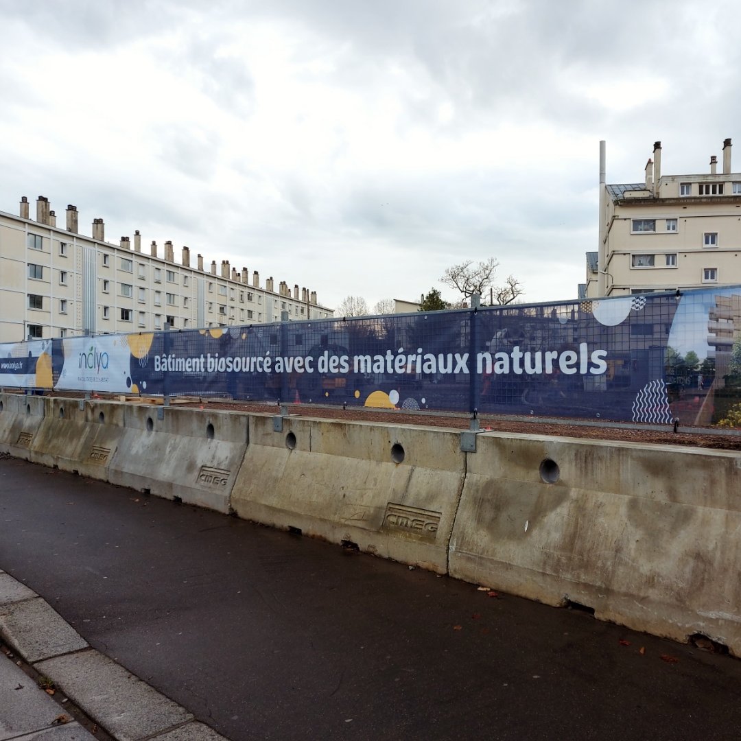 Inolya's tweet photo. {Bâches Inolya} Alors que les travaux de la résidence Trébucien à #Caen se poursuivent, des bâches aux couleurs d'#Inolya habillent depuis plusieurs jours le #chantier afin d'améliorer la visibilité de cette #opération.
#communication #bailleursocial #hlm https://t.co/kBaX9o6jhY