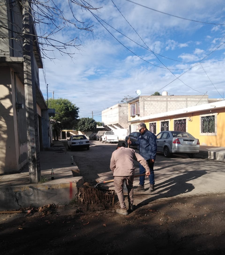 sideapa_gp's tweet image. 👷🏽‍♂️🦺🚚 Personal del Sistema Descentralizado de Agua Potable y Alcantarillado, realiza limpieza de drenajes pluviales en calle Enrique Unzueta.

🚰Por qué el agua es vital 💦 trabajamos todos los días para 👍 ti y tu familia 👨‍👩‍👧‍👧.

 #NoTiresBasuralDrenaje🚯

 #Sideapa💧
