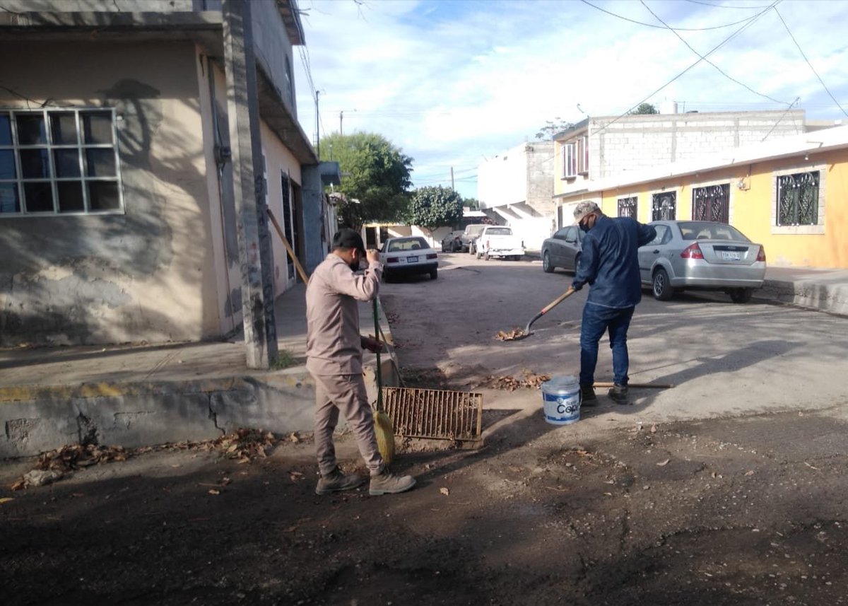 sideapa_gp's tweet image. 👷🏽‍♂️🦺🚚 Personal del Sistema Descentralizado de Agua Potable y Alcantarillado, realiza limpieza de drenajes pluviales en calle Enrique Unzueta.

🚰Por qué el agua es vital 💦 trabajamos todos los días para 👍 ti y tu familia 👨‍👩‍👧‍👧.

 #NoTiresBasuralDrenaje🚯

 #Sideapa💧