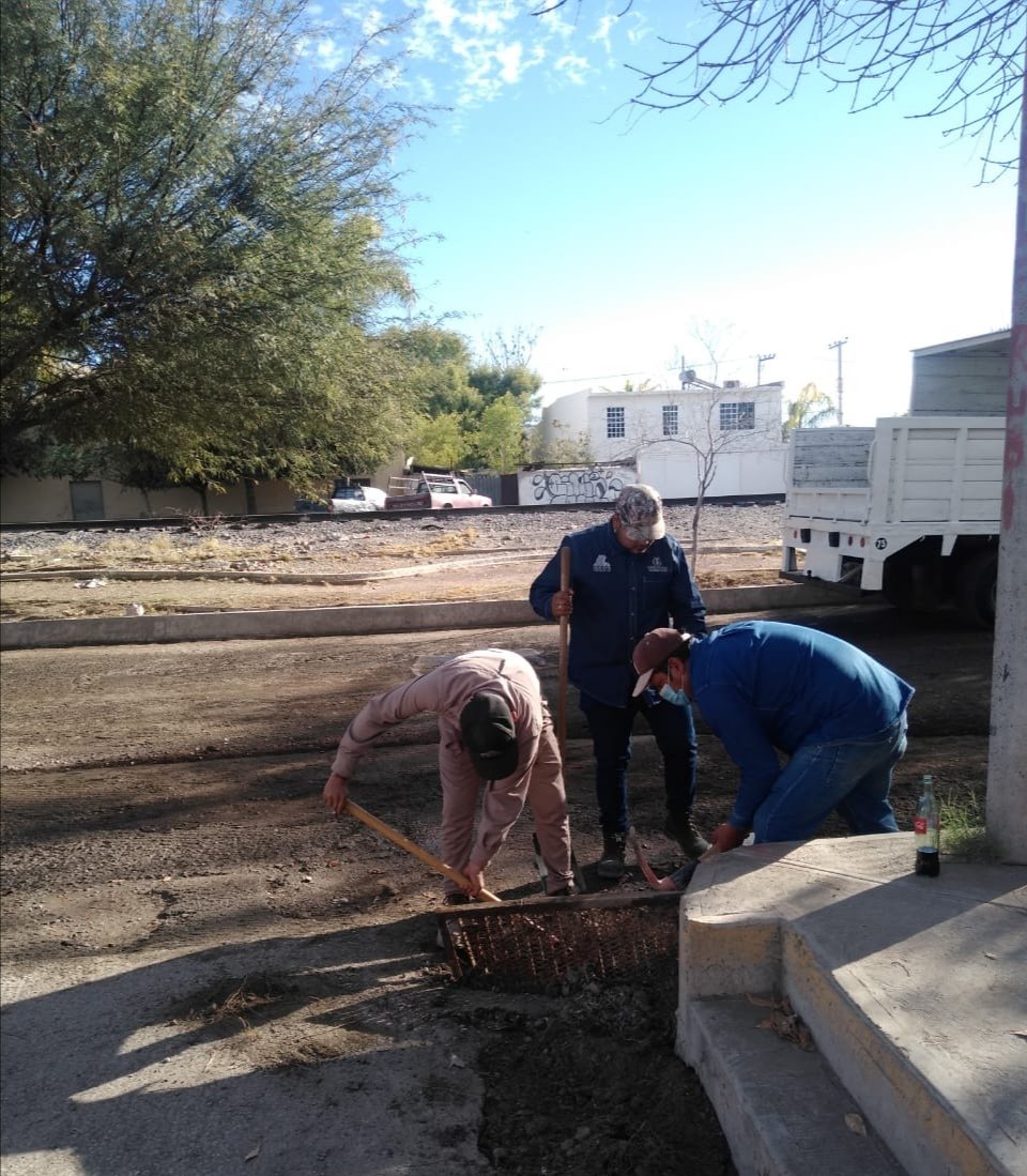 sideapa_gp's tweet image. 👷🏽‍♂️🦺🚚 Personal del Sistema Descentralizado de Agua Potable y Alcantarillado, realiza limpieza de drenajes pluviales en calle Enrique Unzueta.

🚰Por qué el agua es vital 💦 trabajamos todos los días para 👍 ti y tu familia 👨‍👩‍👧‍👧.

 #NoTiresBasuralDrenaje🚯

 #Sideapa💧