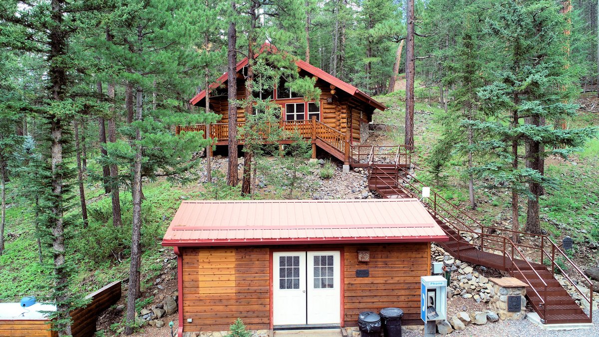 GreerRedSetter's tweet photo. Our River Alpine cabin perched above the pumphouse/laundry facility on the east side of the Red Setter grounds. Alpine is 1 of 2 'studio' cabins (Haven is the other) on property. Both cabins sleep up to 4 people, are dog-friendly and popular with couples &amp; small families. https://t.co/UNKqwMmtD7