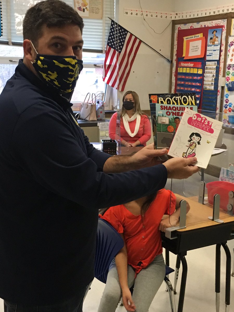 JohnsonJags's tweet photo. We had such an exciting morning at Johnson School with classes receiving their first #BookFix ! Thank you to @NatickEd for funding our Book Fix project and bringing such joy to our readers! #JohnsonJags https://t.co/9jY3KX7LqE