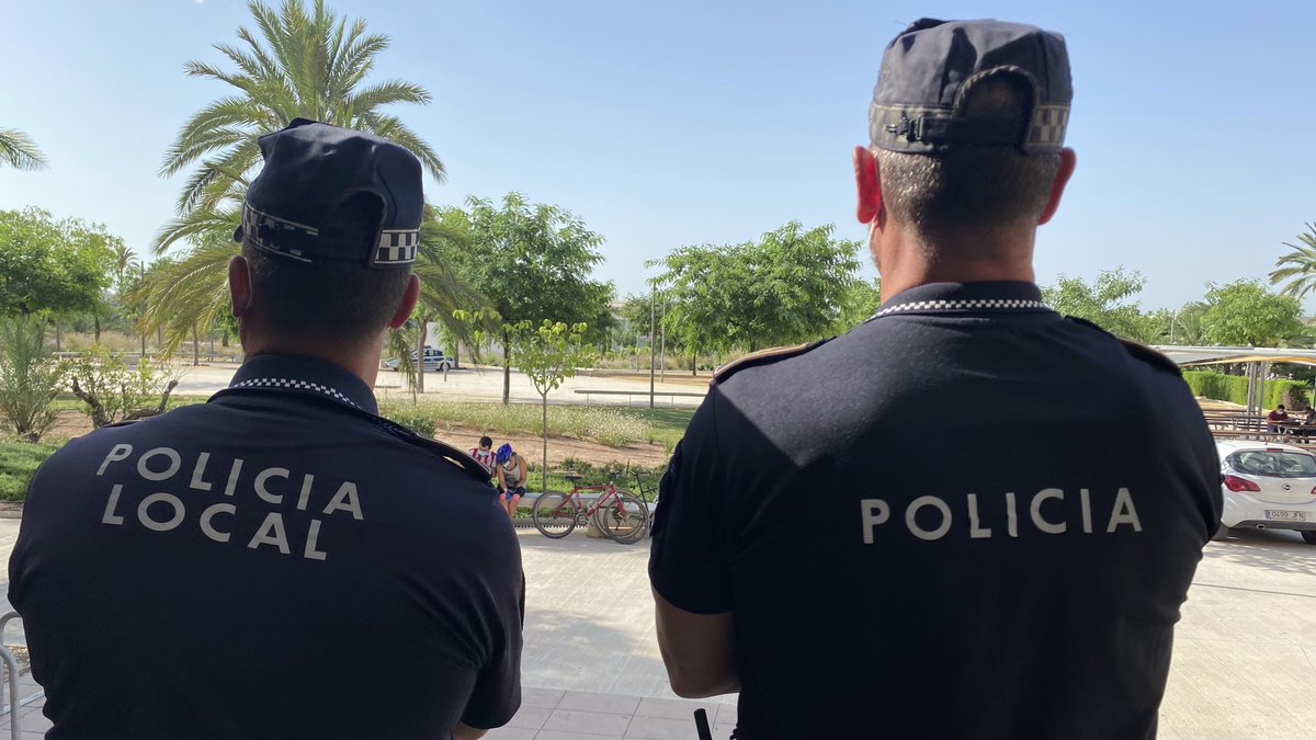 policiaelche's tweet photo. No podemos dejar a su suerte a personas #vulnerables en una situación de necesidad
👉🏼 Por ejemplo, la #detención de este individuo, por golpear a una persona #incapacitada, vino precedida de una oposición firme de una #ciudadana, pese a ser amenazada 👏🏼👏🏼
https://t.co/4MrgwQ8aC3 https://t.co/vmfpXftcrS
