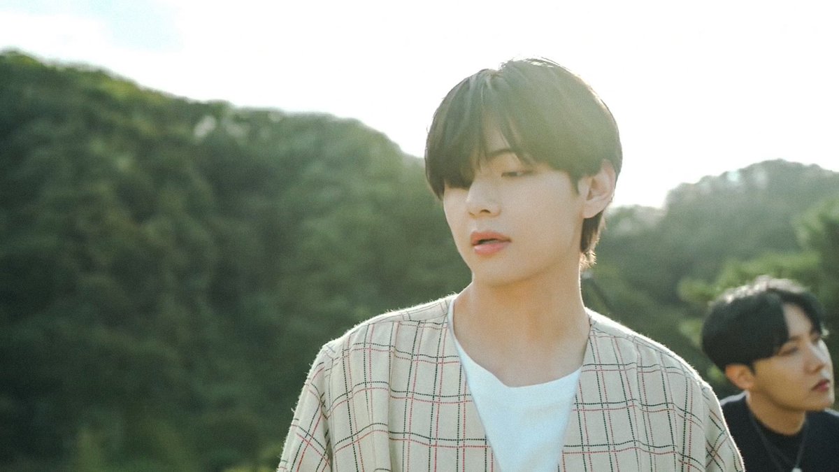 underrated_wrld's tweet photo. Kim Taehyung 
Life goes on mv : in the forest https://t.co/0Bb7kXAVgI
