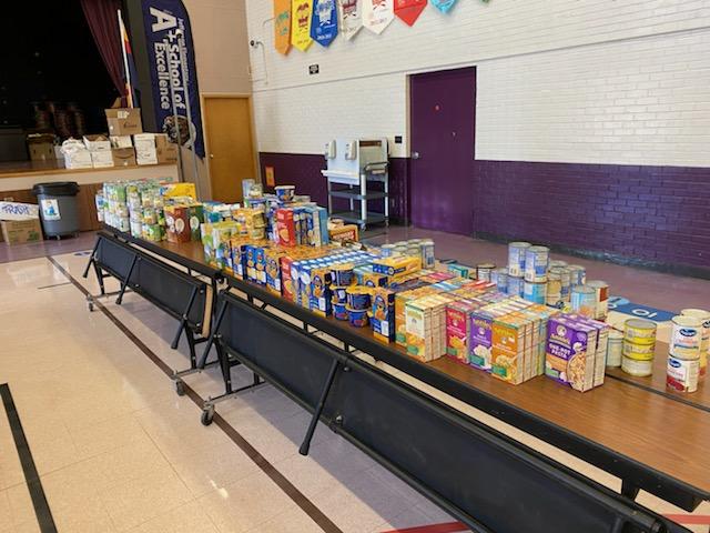 MontesGenessee's tweet photo. THANK YOU 💜 Las Sendas PTO for donating their can good drive to Jefferson! We made tons of food boxes for the holidays with ALL the food! We delivered and families picked them up EXTREMELY grateful! 💛💜 @LasSendasMPSAZ @mpsaz https://t.co/ogOS3i89Bm