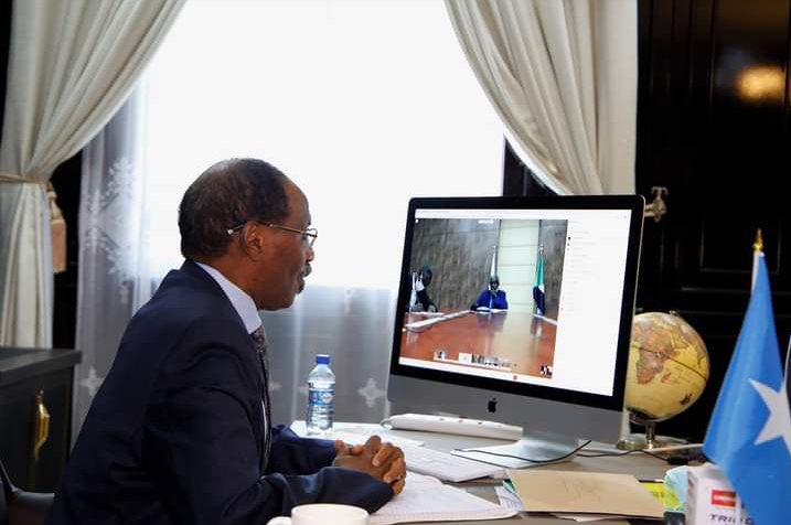 amb_msheikh's tweet image. بطلب من الصندوق النقدالدولي عقد صباح اليوم إجتماع عن بعد بين وزير المالية #الصومالي السيد عبدالرحمن دعالة بيلي وحكومة #السودان الشقيق للتخلص من ديونها بعد أن تخلصت #الصومال من ديونها عبر برنامج (SNP) ضمن مبادرة البلدان الفقيرة المنهكة بالديون(HIPC).