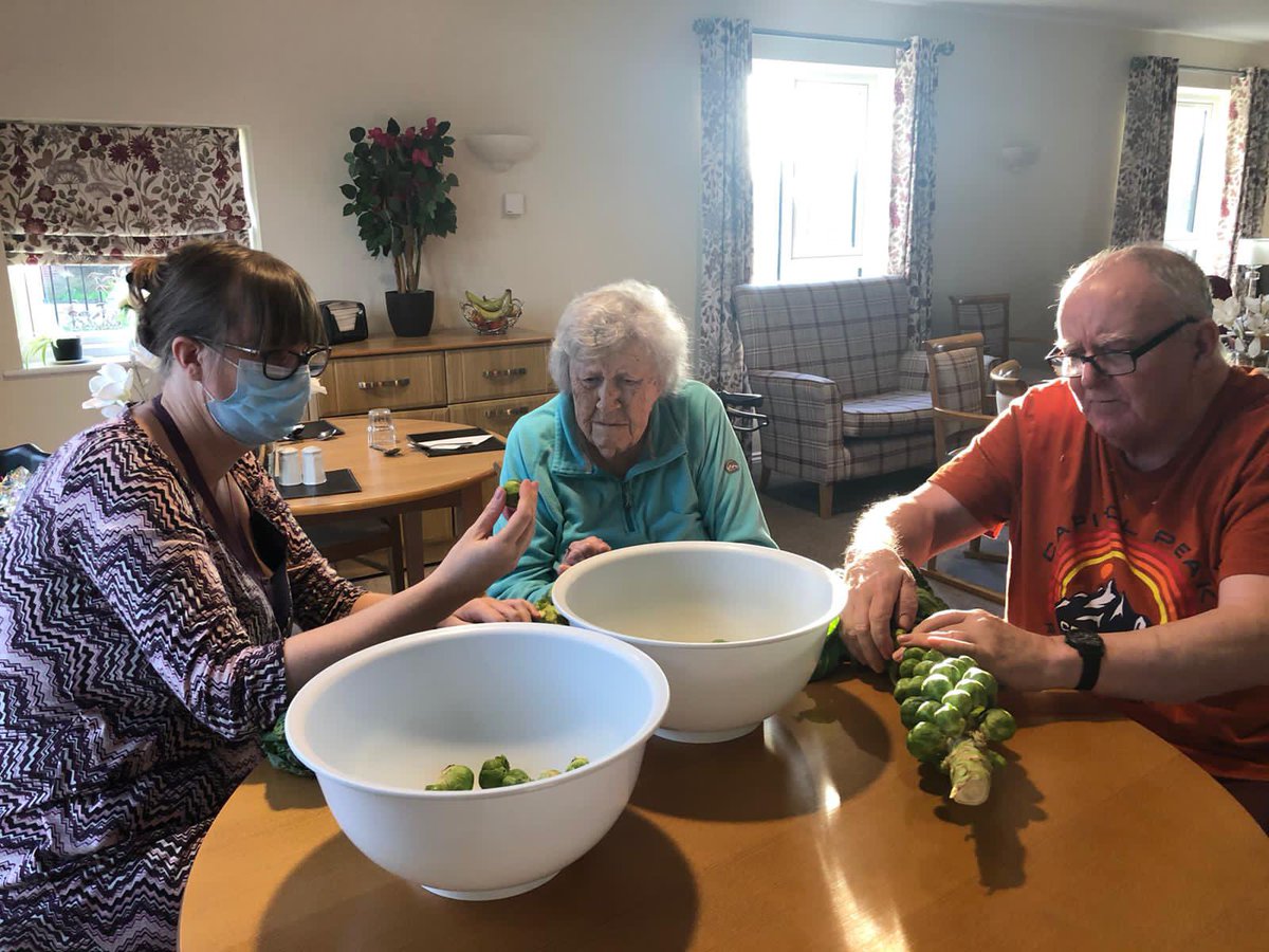 ParkViewGlos's tweet photo. You’ve heard of ‘whistle while you work’? 
How about ‘singing while you sprout’? 🥬 😂

Not sure ‘sprout’ is a verb, but nevertheless we had a good time singing Christmas songs and sharing Christmas memories ☺️

#sprouts #christmas #christmastime https://t.co/DXYM3Wa3Ar