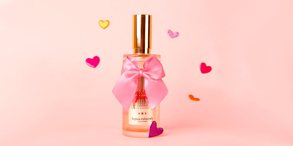 Hoy queremos presentarte este gel tan especial, ideal para los masajes más íntimos y sensuales, con aroma a chicle de fresa 🍓 dulce y divertido. Puedes cubrir todo el cuerpo de tu pareja con él, ya que además de aceite de masaje es #gelintimo