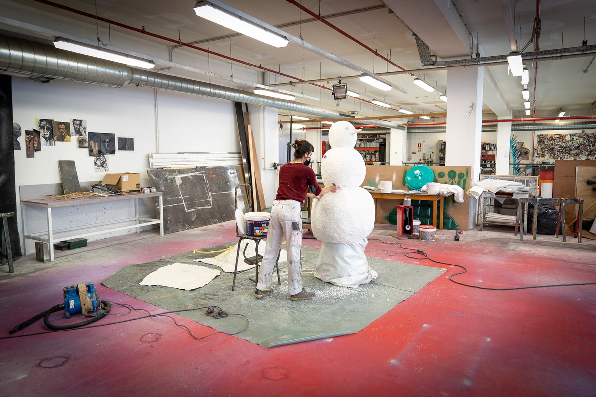 LaMonnaieDeMunt's tweet photo. ⛄️Are we the only ones who are dreaming of a white Christmas? Our workshops are buzzing with energy, constantly creating and setting the stage for future productions!
#Opera #OperaSet #StageDesign #SnowMan #LaMonnaie #DeMunt https://t.co/p1Q8TaT8Vz