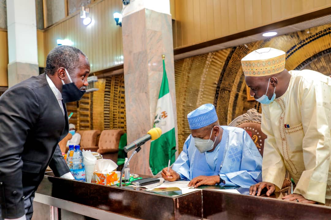 dawisu's tweet photo. H.E @GovUmarGanduje has signed the Kano State Free and Compulsory Education Bill into law, with the signing of the bill into law, each & every child of school age is expected to be in school, & any parent that refuses to send his/her kid to school will be sanctioned accordingly https://t.co/gN5h8xx9FJ