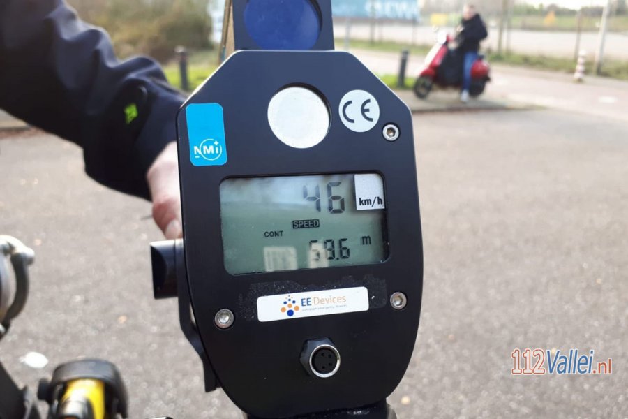 Bekeuringen voor opgevoerde snor- en bromfietsers tijdens snelheidscontrole in #Amersfoort. 112Vallei.