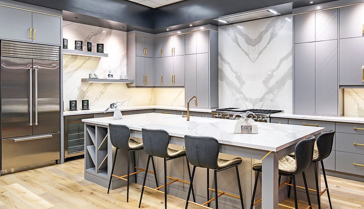 Grey & Gold and pretty all over ✨✨✨ #kitchendesign #design #yycdesign #yyc #gold #greykitchen #ultimaterenovations #barstools