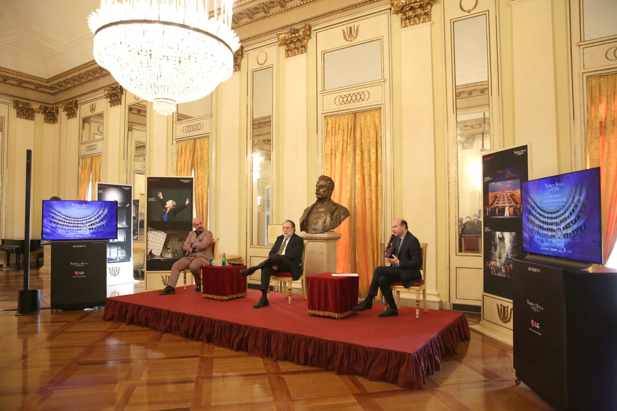 teatroallascala's tweet photo. “A rivedere le stelle” è il titolo della Serata che il 7 dicembre alle ore 17 andrà in onda su Rai1, Raiplay, RaiRadio3 diretta da Riccardo Chailly con la regia di Davide Livermore e grandi artisti internazionali. 
https://t.co/R2Ebce9oOF https://t.co/Xftuk30vjH