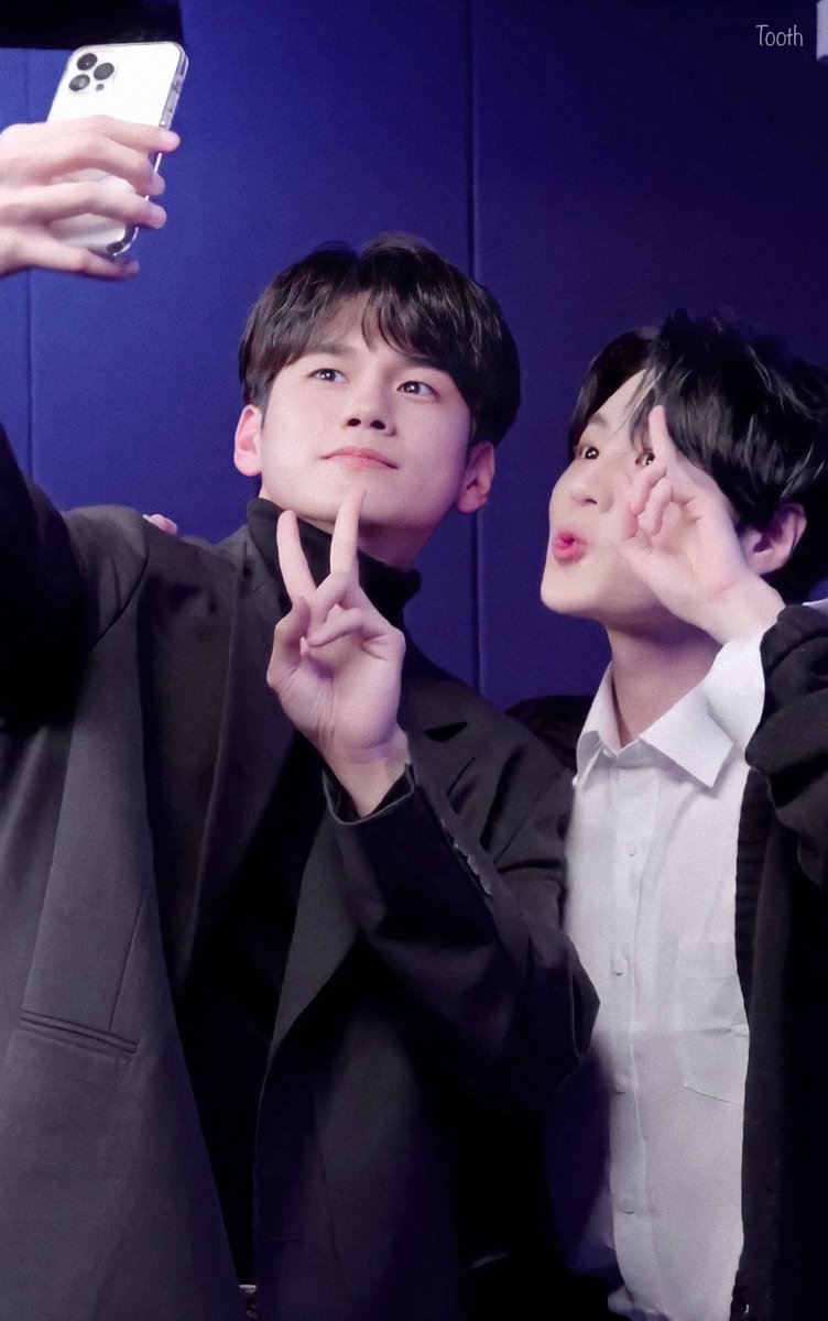 201126

심야아이돌 보쇼 흑발해서 완전 백설공주 같아💓 케미 최고 떵떵즈 사랑해 (・´з`・)♥

#하성운 #Hasungwoon 
<a href="/gooreumseng/">하성운</a>  #떵웅투쓰