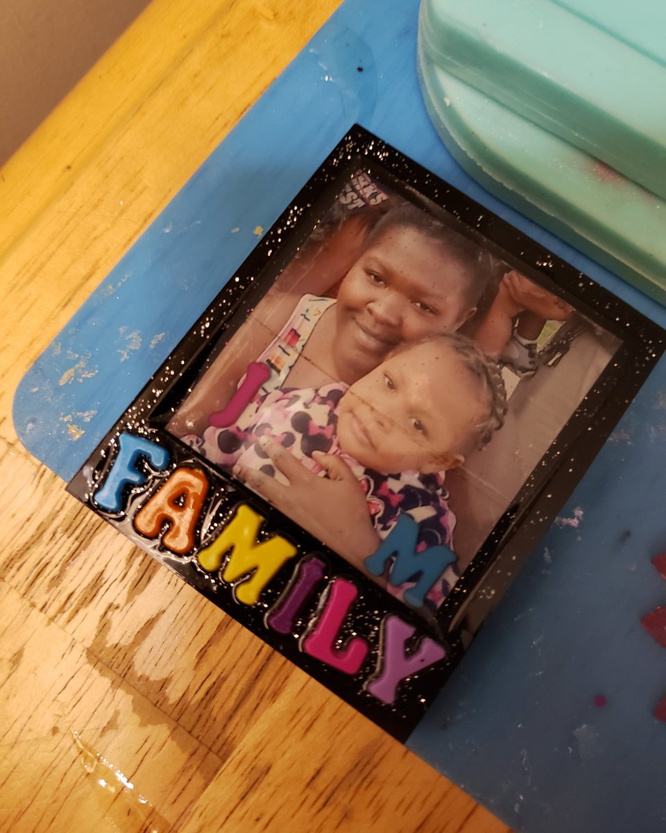 DefinedResin's tweet photo. Portrait keychains/wall decor, flower wall bouquet decor, small pyramid paper weights/house decor. https://t.co/rmlHRQyJpF