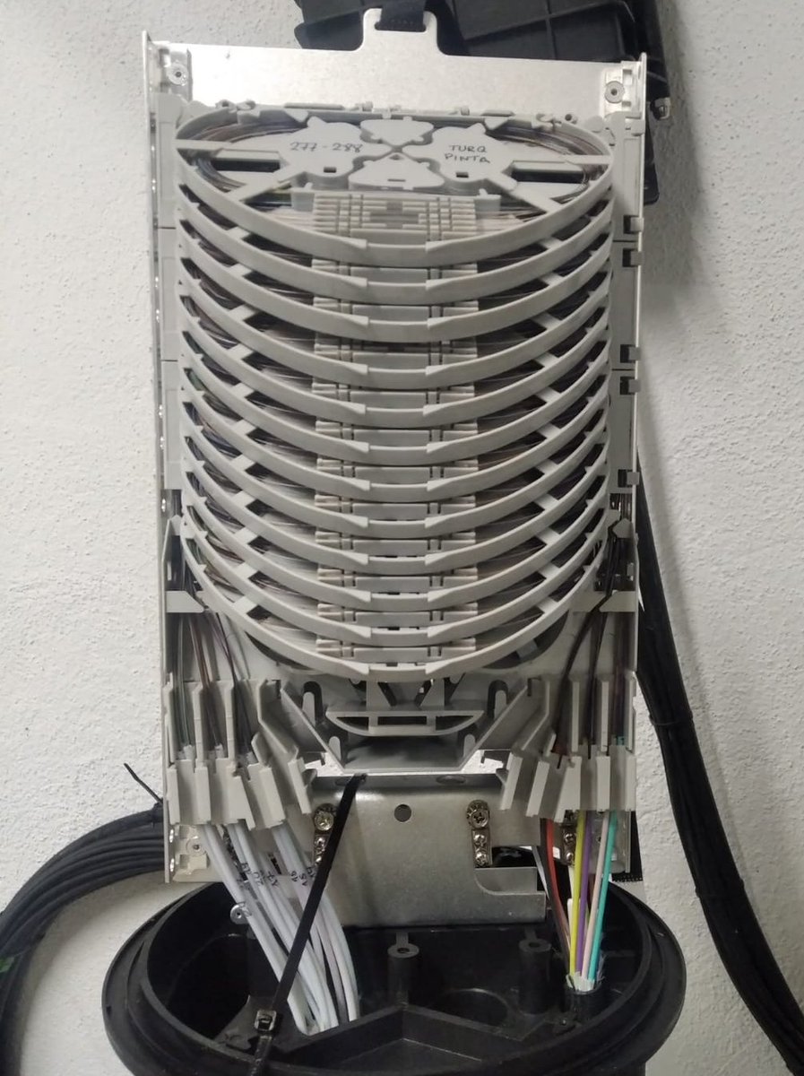 GoufoneEng's tweet photo. Patim, patam, patum! CPD de #Gurb i de #fornells interconnectats amb fibra @goufone. +288 fibres fusionades! #cableporn https://t.co/a6KSho3zHS